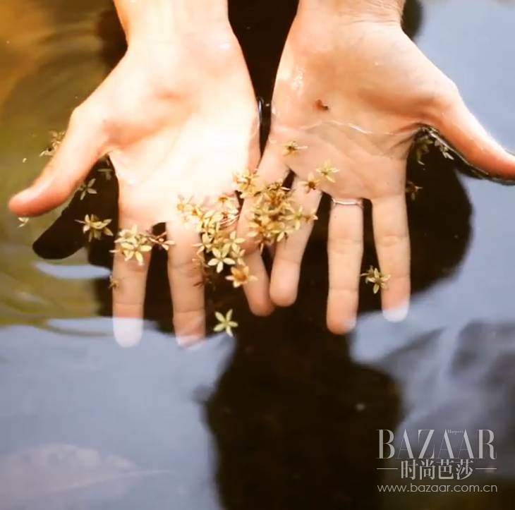 旅行照这么摆pose就很好看,出门旅游拍照姿势ins