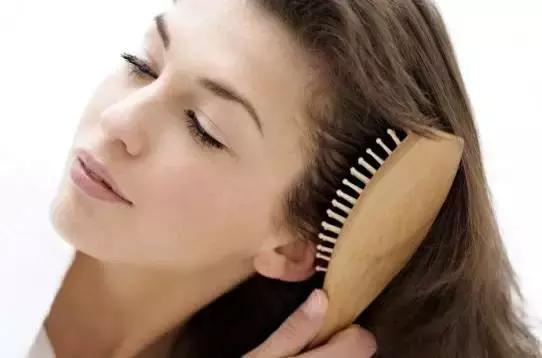 每天梳头100下反而掉发更严重了,怎么一梳头就掉发呢