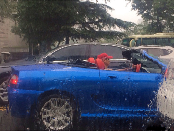 敞篷车遇到雨天怎么开,开敞篷车下雨
