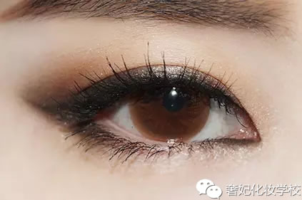 戚薇的妆容教程,戚薇湿发烟熏妆