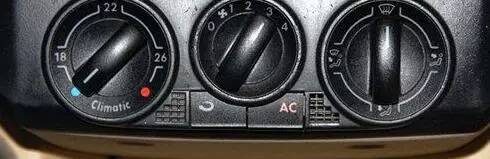 没空调的车子雨天起雾怎么办,冬天车内开空调车窗起雾怎么办