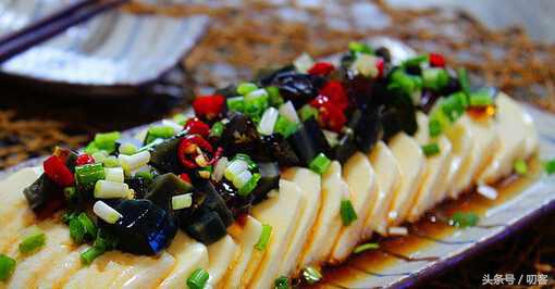 凉拌皮蛋放味精会中毒吗,凉拌皮蛋加醋会中毒吗