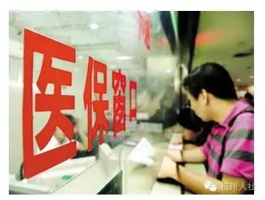 学生暑假在家看病可以报销吗,省外读大学生病了医保怎么使用