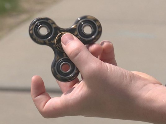 老钱推荐：无聊手痒怎么办？一边儿玩指尖陀螺,fidgetspinner去！