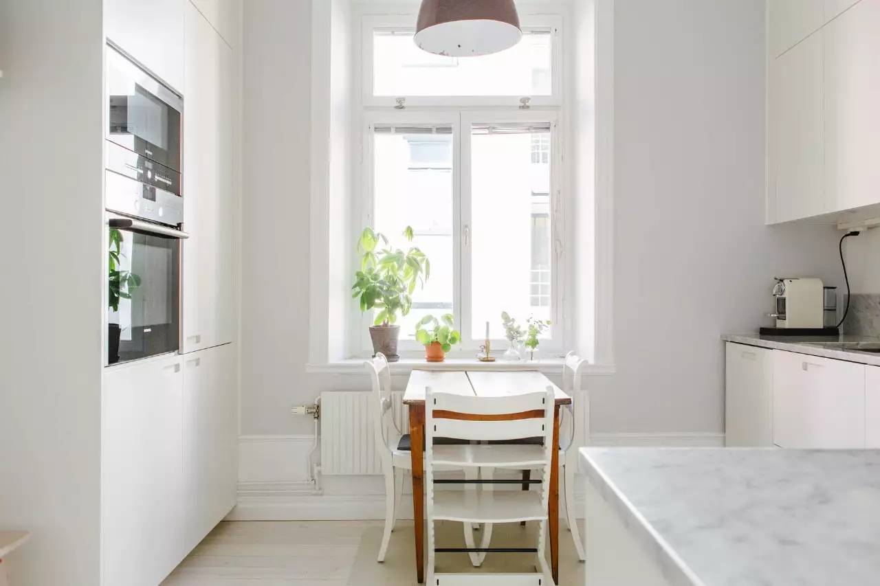 一家三口住一间小房布置,一家三口住三房一厅怎么布置房间