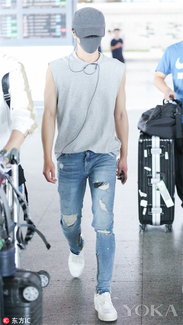 衣范追踪信你的黑裤子油光锃亮像是几年没洗了