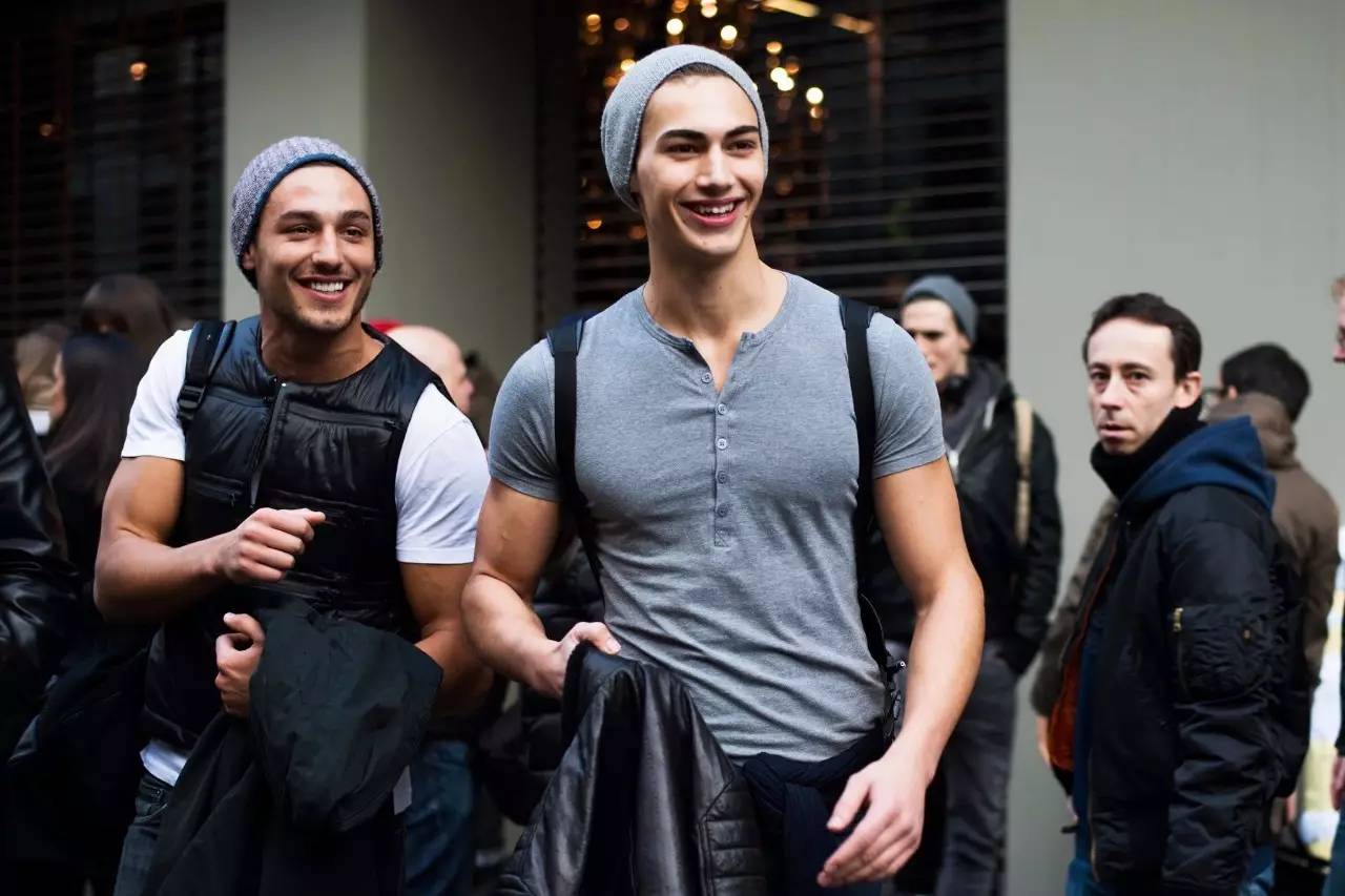 亨利衫和衬衫怎么搭配,亨利领半袖t恤穿搭