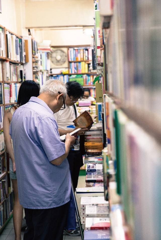 香港丨我们拍了24张香港，从中看到了困顿、欲望和爱