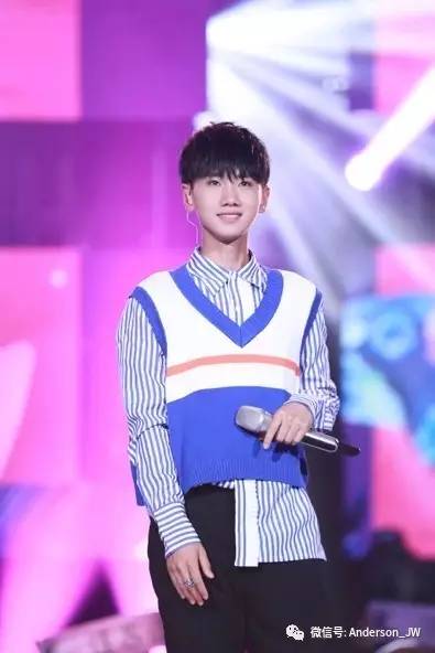 八卦｜他不仅承包了最红的影视剧OST，衣品也能拿高分