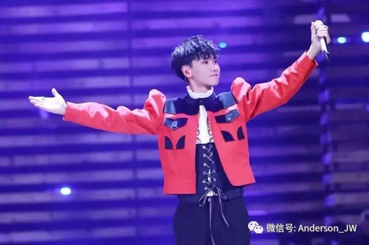 八卦｜他不仅承包了最红的影视剧OST，衣品也能拿高分