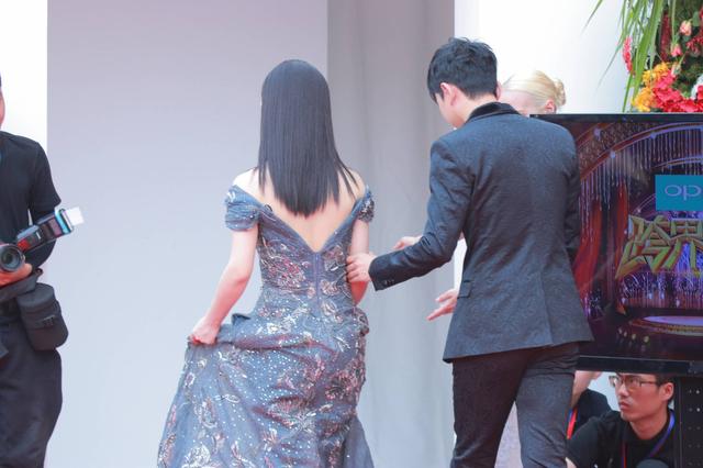 谢娜抹胸拖尾裙礼服,谢娜穿过全部礼服