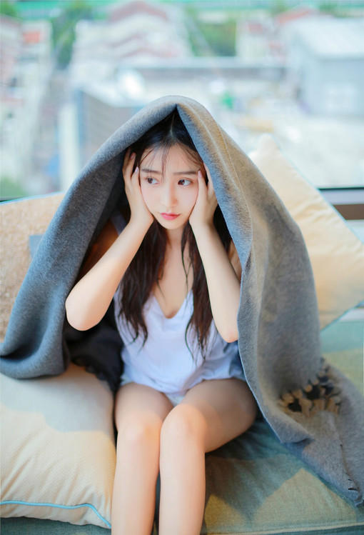 看到没？美女老师示范了分三步，分别是慢、慢、快