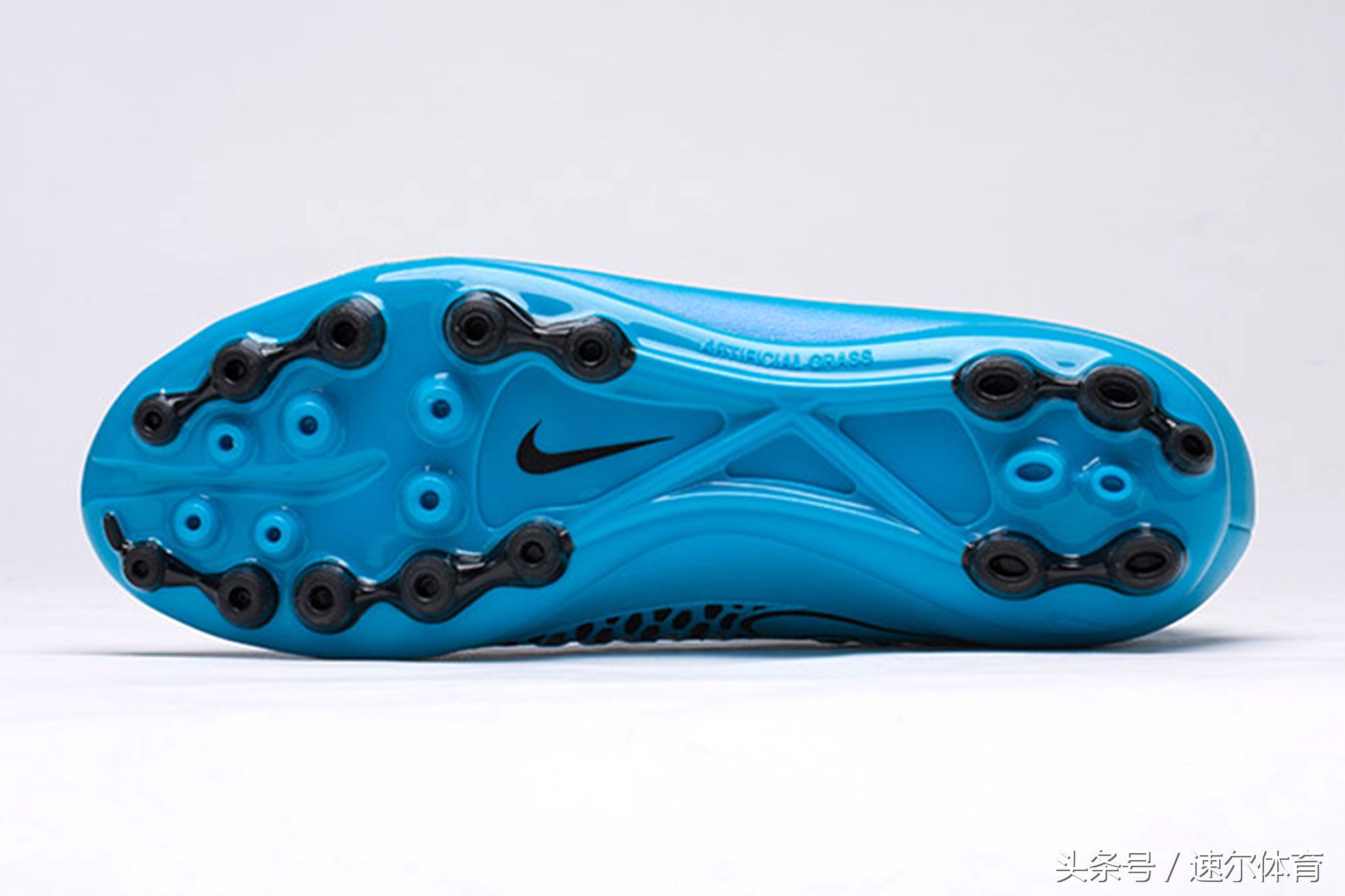 足球鞋推荐性价比高200左右,500块买啥足球鞋