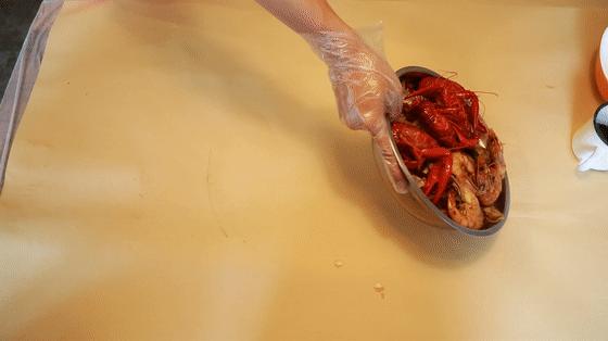 几个意思?去郑州南阳路吃海鲜,服务员你把菜倒桌上就跑?