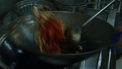 几个意思?去郑州南阳路吃海鲜,服务员你把菜倒桌上就跑?