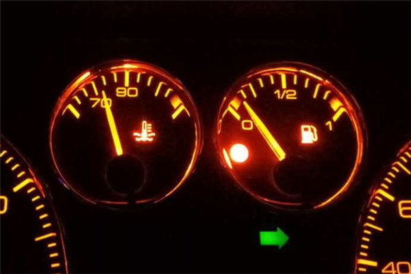油表亮了还能行驶多少公里,油表亮了从哪里看还能开多少公里