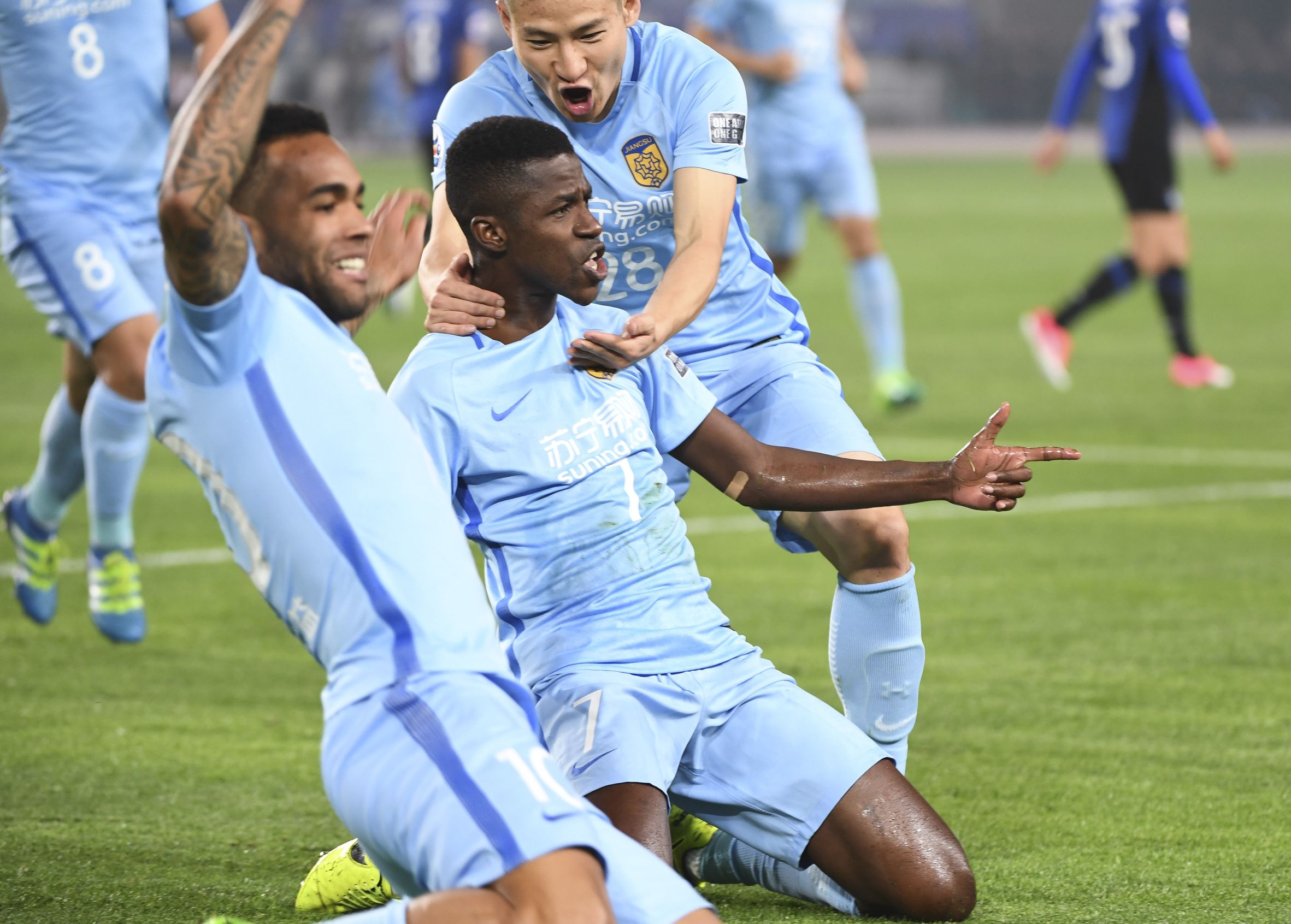 延边富德反超比分,苏宁4比0延边富德集锦