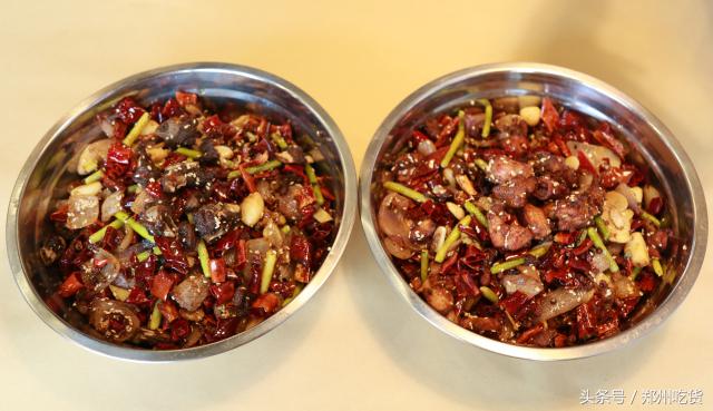 WTF？去南阳路吃海鲜，服务员把菜倒桌上就走，连筷子都没有？