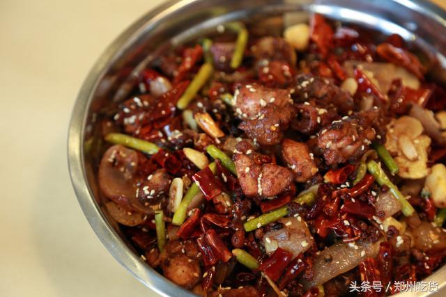 几个意思?去郑州南阳路吃海鲜,服务员你把菜倒桌上就跑?