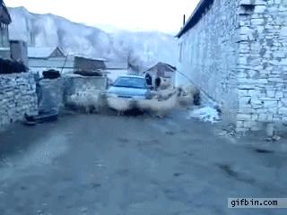 GIF,当你走在高山流水,要小心画地为牢!哈哈!走村庄里要小心!