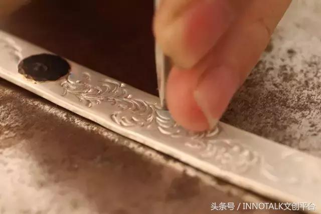 一个玩摇滚的大男生却始终戴着一串菩提项链，在*藏西**目睹了一整条河的六字真言，回来后他选择了当一个银匠人