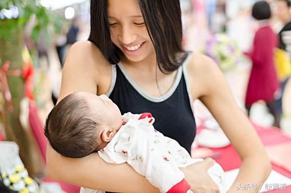 宝宝半夜呕吐泡沫粘液,刚刚出生的宝宝吐泡沫状的唾液