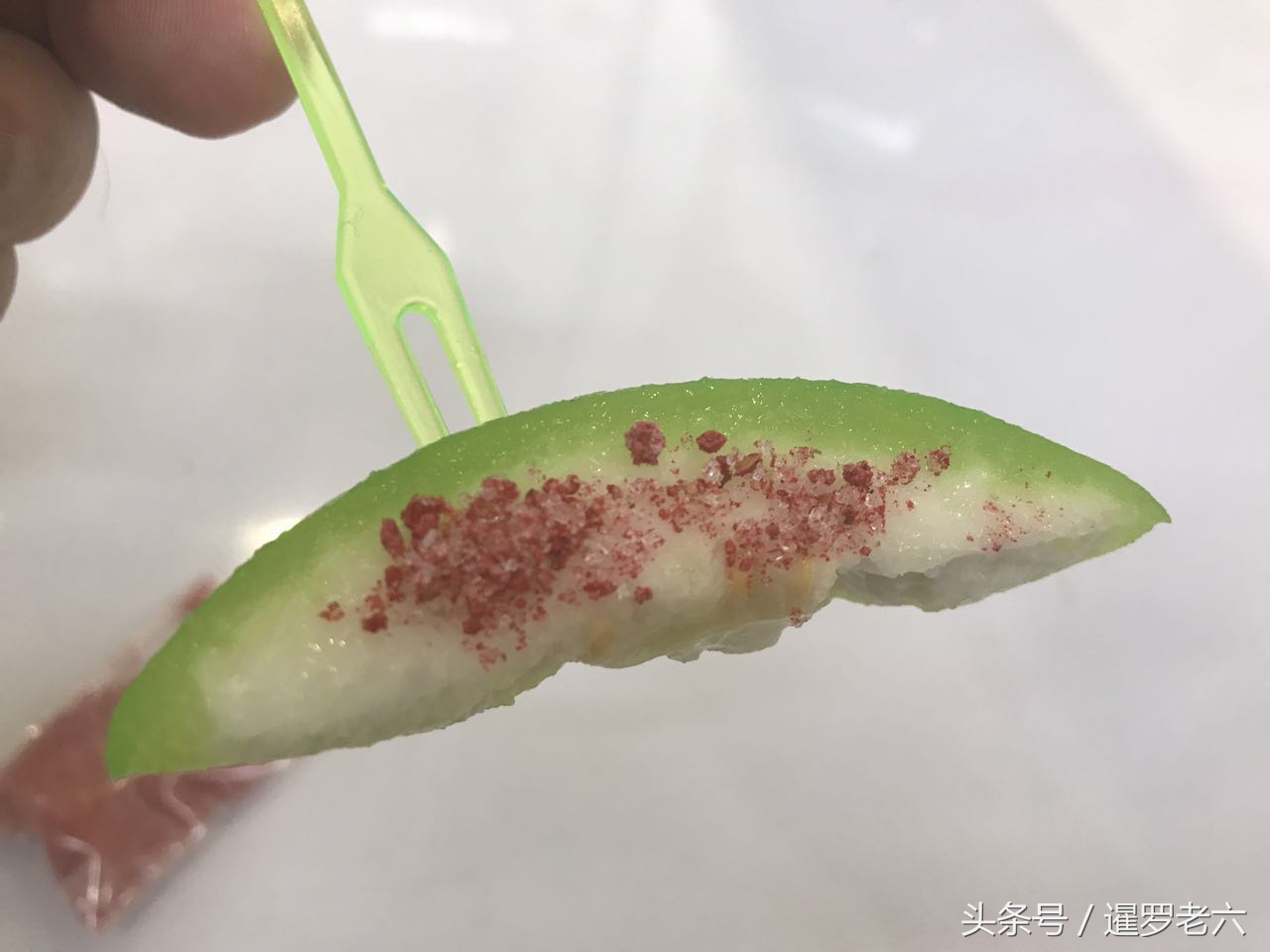 在曼谷超市买了袋“糖皮番石榴”，十元一袋，还送糖！