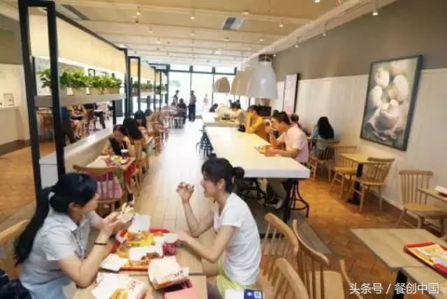 草木绿、工业风、无纸化点餐、小龙虾配朝日啤酒怎么潮怎么上