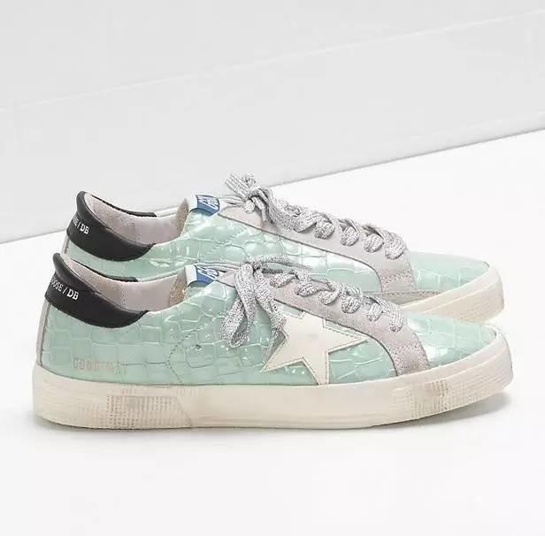 杨幂一口气买了十双的鞋,杨幂穿的薄荷绿运动鞋