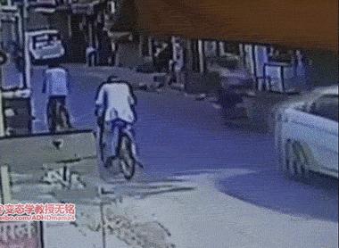 看到没？美女老师示范了分三步，分别是慢、慢、快