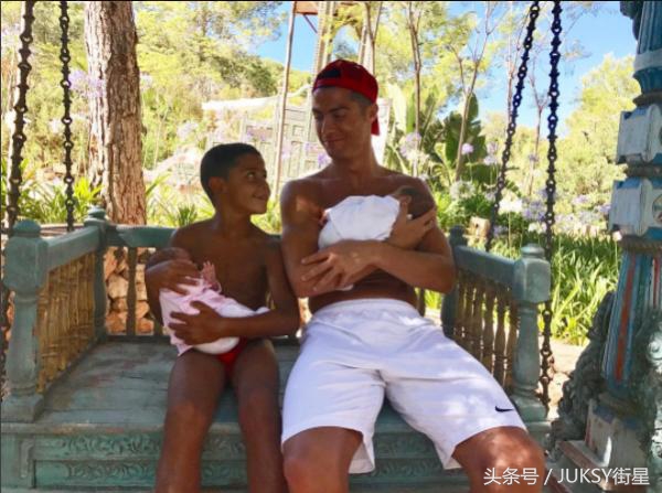 c罗发文乔治娜怀上了双胞胎,C罗晒与大儿子合影