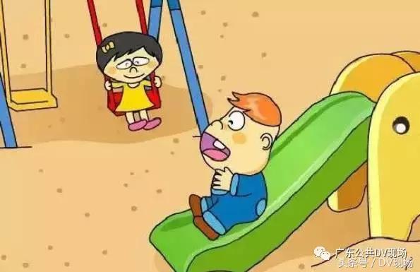 孩子从滑滑梯摔倒头上怎么办,3岁小孩玩冰滑梯摔伤