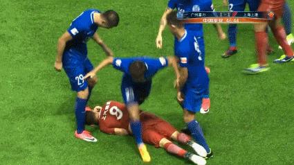 中超最新积分榜上海双雄受挫,中超十大冲突名场面