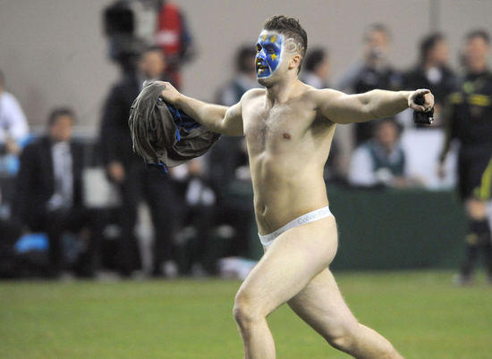 足球场上的奇葩操作,足球上的奇葩场面