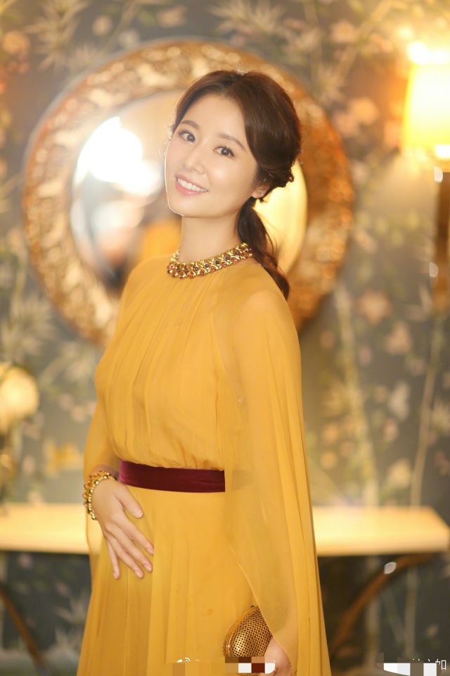 邓紫棋被反锁在厕所，何炅曾在节目中全程叫错陈冠希的名字，明星都有什么尴尬事？