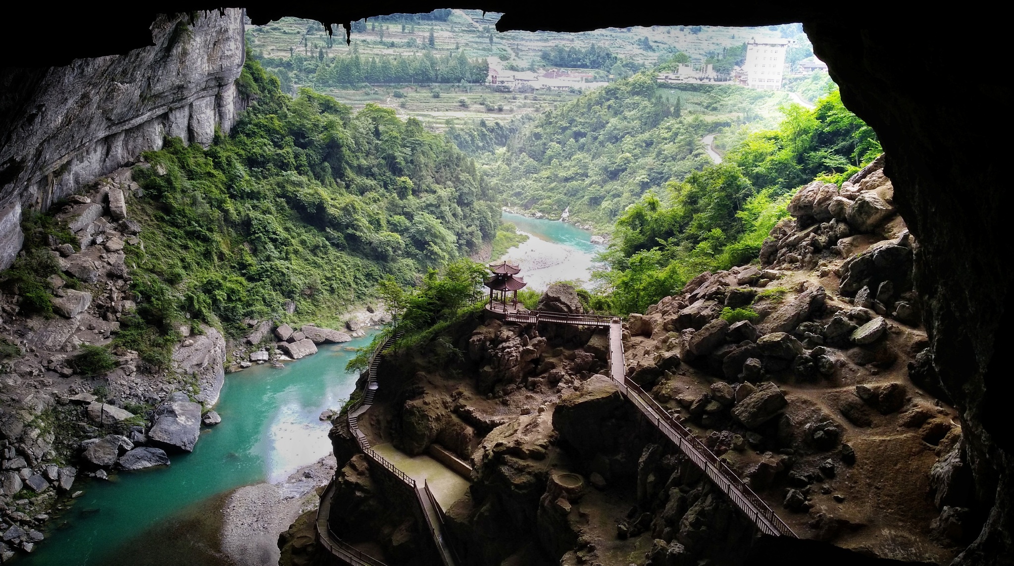 恩施大峡谷落石砸死游客,恩施大峡谷落石砸人