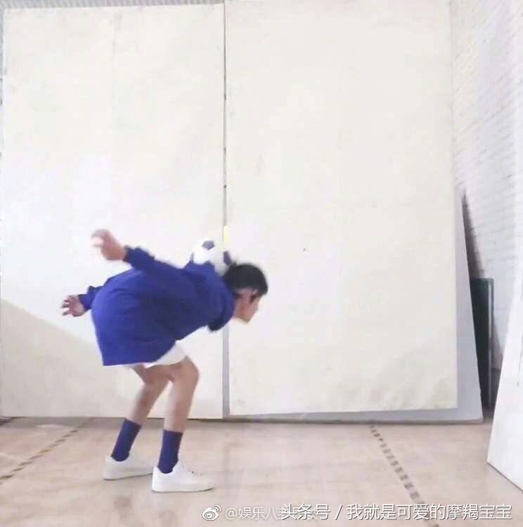 当易烊千玺和鹿晗同时出现在足球场上,你激动不?大佬,你的千纸鹤黑你