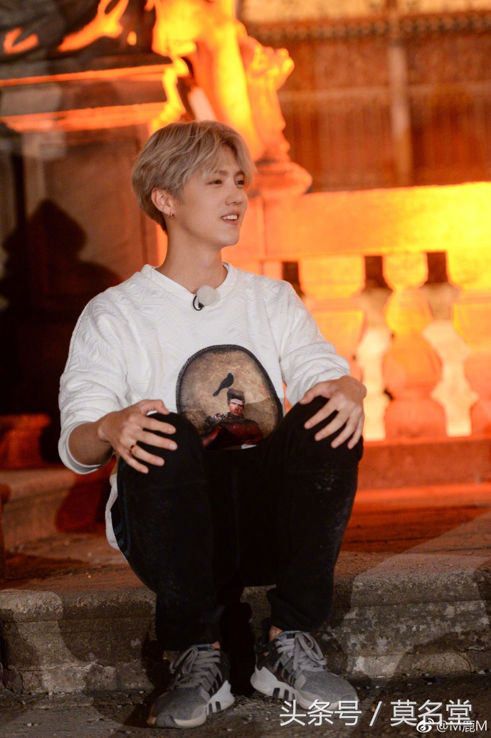 鹿晗换了金色的戒指,鹿晗转戒指