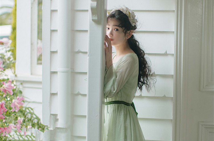 你不熟悉的抹茶色，与夏服相遇上又会擦出怎样的火花？这些颜色的连衣裙上身也有大不同