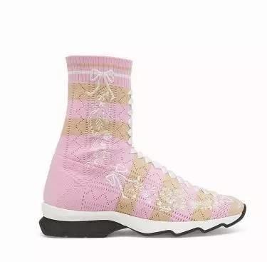 杨幂的最近穿的运动鞋,杨幂穿的薄荷绿运动鞋