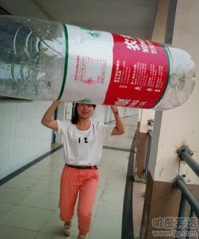 舔第二碗时，丈母娘拉我的手说：放这儿吧！等下我来洗