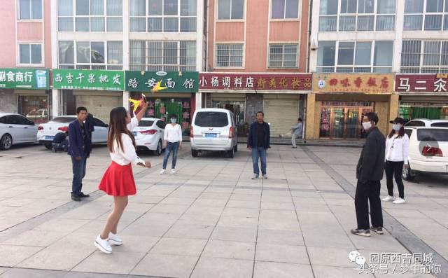 西吉县商业广场,在广场上逛街散步