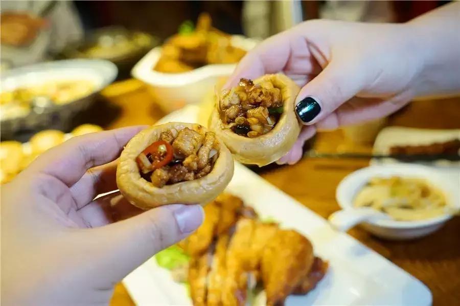 蒙眼用剪刀做面，服了！这么牛X的店居然系佛山的10年老字号！东家好吃才是硬道理！