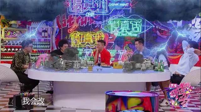 举杯呵呵喝胡海泉,胡海泉尬聊