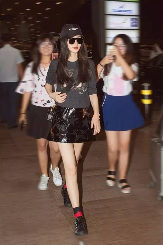 章子怡巴黎时装周白色休闲,章子怡米兰时装周白色裤裙