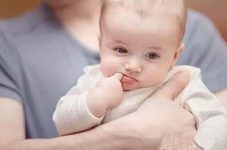 宝宝吮吸手指是什么意思,宝宝吮吸手指怎么戒掉