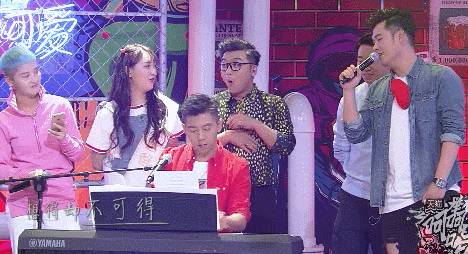 举杯呵呵喝胡海泉,胡海泉尬聊