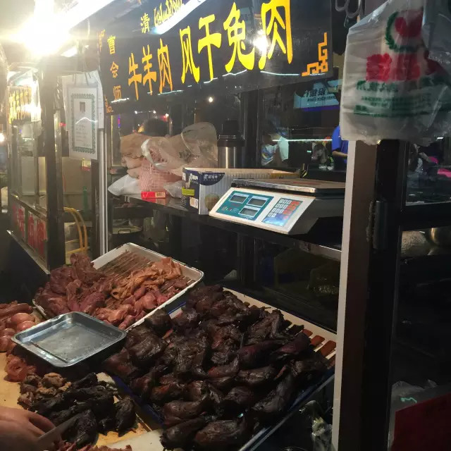 开封鼓楼广场离鼓楼夜市近吗,开封鼓楼夜市营业到几点