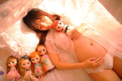 孕妇阵痛宫缩剧烈捂着肚子,孕妇宫缩疼痛不忘干饭