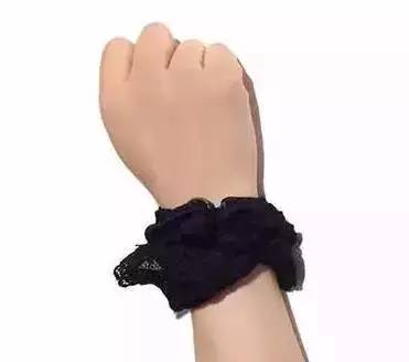 女子用红色裤头扎头发,用蕾丝内裤扎头发好看吗